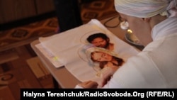 Вишиває дитина з Петриківського будинку-інтернату в Тернопільській області