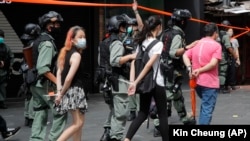 Полиция демонстранттарды кармап кетүүдө. 1-июль, 2020-жыл.