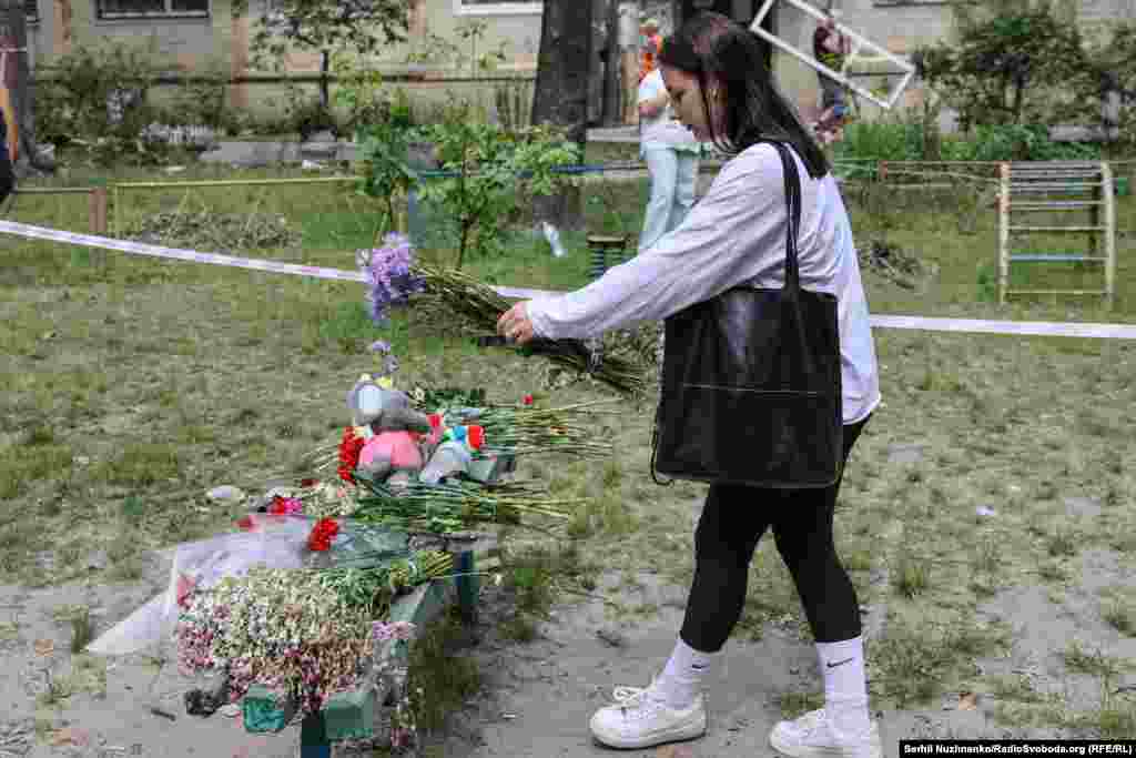 Кияни приносять на місце трагедії квіти