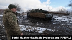 Танкіст 5-ї окремої важкої механізованої бригади поблизу танку Leopard 1A5 на позиціях на Донбасі, лютий 2025 року 