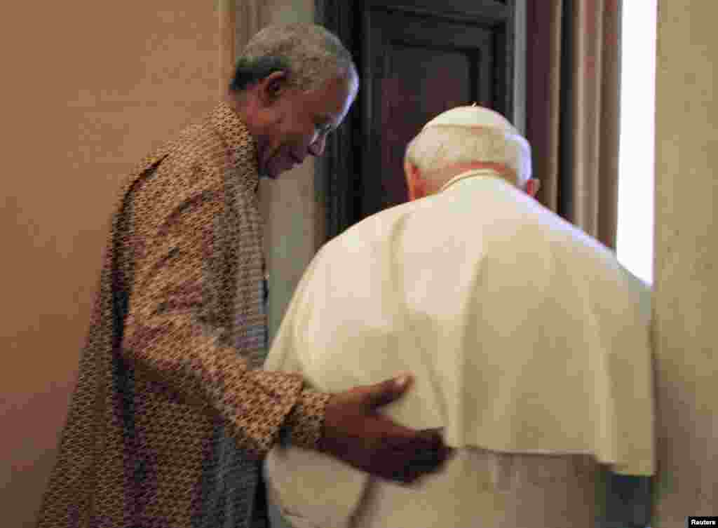 Нельсон Мандела и Папа Римский Иоанн-Павел Второй в Ватикане в 1998 году.