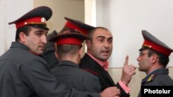 Չարենցավանի բաժնի քրեական հետախուզության բաժանմունքի նախկին պետ Աշոտ Հարությունյանը առաջին ատյանի դատարանում, արխիվ