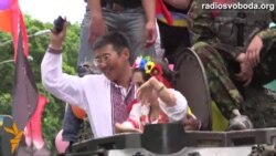 Ліза Шапошник та її наречений приїхали до РАГСу на БРДМ