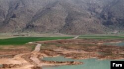 در ماه های اخیر گروه های زیادی به آبگیری سد سیوند اعتراض کرده اند.