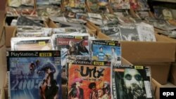 در طول سه ماه ، هر ماه بيش از نوزده ميليون انتشاراتی در چین به جرم تکثير و نشر غير قانونی کتاب و سی دی شناسايی و تعطیل شده اند.