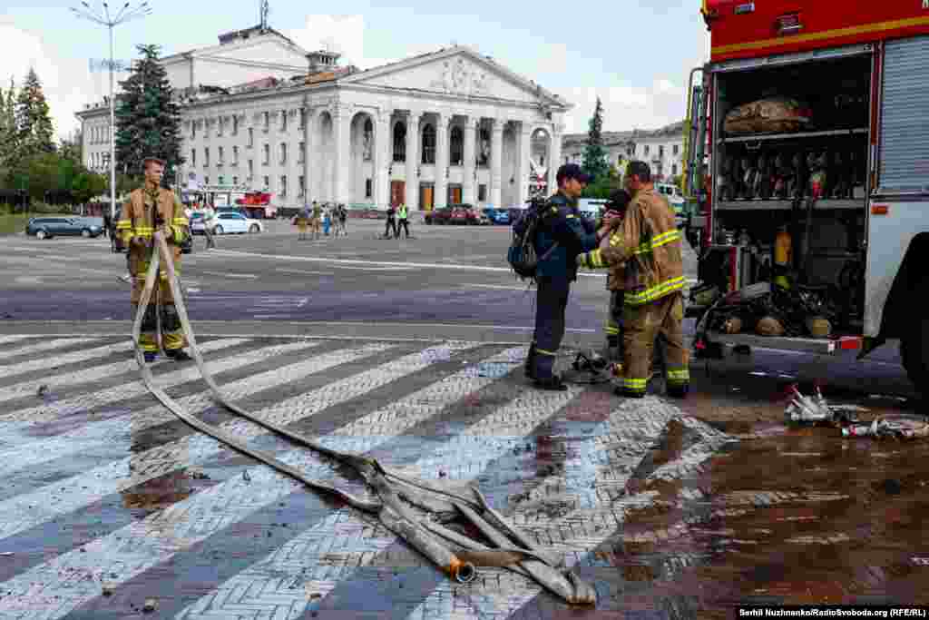 Працівники ДСНС завершують рятувальні дії на місці влучання російської ракети. Чернігів, 19 серпня 2023 року 