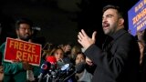 Кандидат демократов на выборах мэра Нью-Йорка Зохран Мамдани - на фоне лозунга "Заморозить арендную плату".