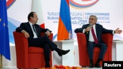 Armenia -- President Serzh Sarkisian (R) and his French counterpart Francois Hollande take part in the Armenian-French economic forum in Yerevan, May 12, 2014
