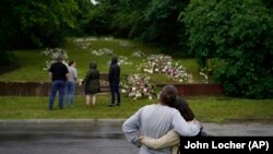 Талсадагы кыргында каза болгондордун жакындары. 31-май, 2021-жыл.  