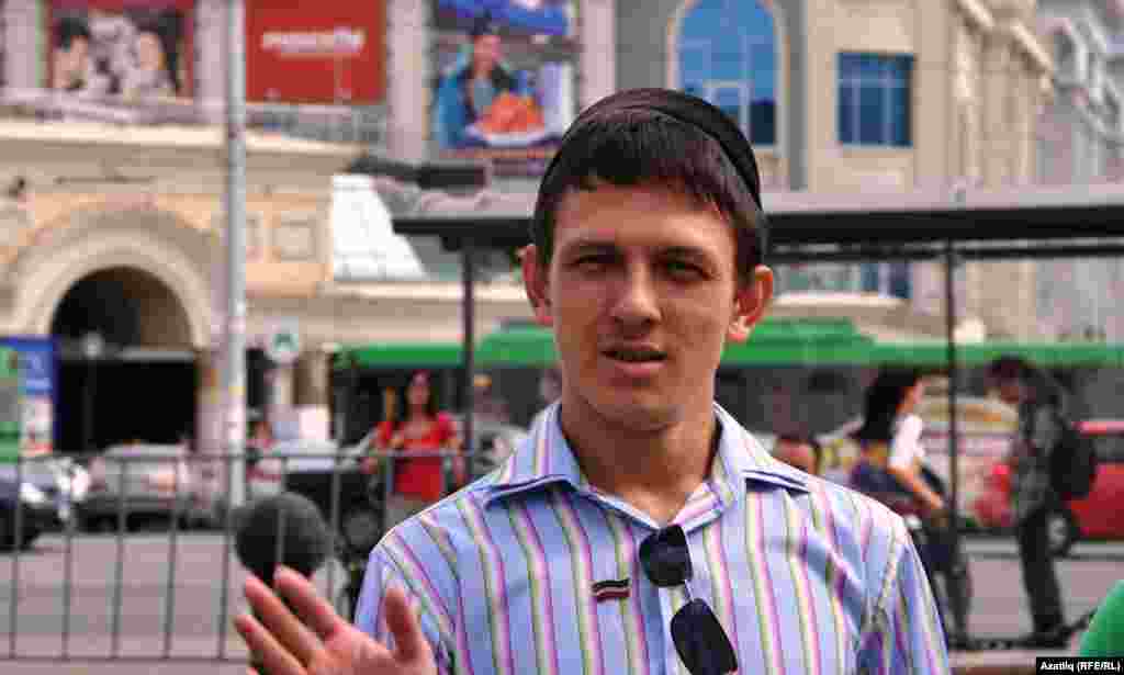 Татар милли хәрәкәте активистлары, аерым алганда Азатлык берлеге җитәкчесе Наил Нәбиуллин Pussy Riotны якларга чыккан булса, урыс милләтчеләре әлеге чарага каршылык белдерде.