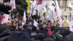 Сутички на майдані Незалежності. ФОПи встановили намети – відео