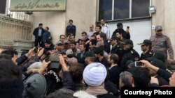 این سخنان محمود احمدی‌نژاد در حالی بیان می‌شود که در زمان دولت وی نیز سرکوب معترضان با مرگ در زندان همراه بود