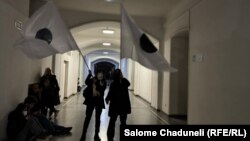 Студенты расширили протест, требуя теперь отставки ректора и всей университетской администрации