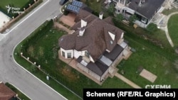 У нього там теж маєток