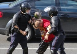 Білоруські міліціонери затримують протестувальника у Міньку 12 серпня 2020 року