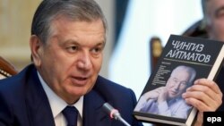 Өзбек президенти Шавкат Мирзиёев Чыңгыз Айтматовдун китебин кармап турат. 