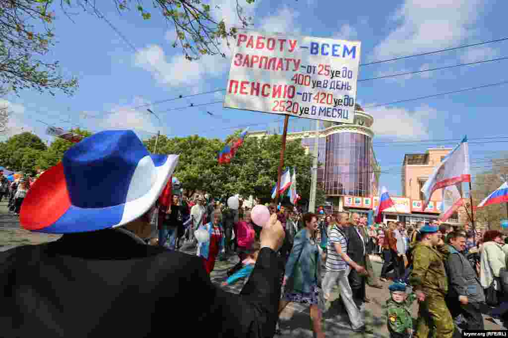 &laquo;Построим Сингапур в России!&raquo; - скандировал человек в шляпе из триколора всю демонстрацию