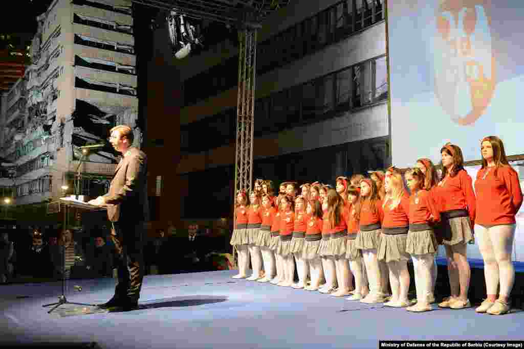 Олександр Вучич, який на той час був прем'єр-міністром, виступає на пам'ятному заході, присвяченому бомбардуванню колишньої Югославії альянсом НАТО, перед розбомбленим Генеральним штабом у квітні 2015 року.Під час заходу Вучич, який зараз є президентом Сербії, сказав людям: «Успішна, добре організована та гідна країна – це наша перемога. Кожна будівля, яку ми зводимо, кожна дорога, яку ми будуємо, кожен завод, який ми будуємо – це наша перемога»