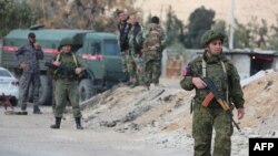 Представники сирійських і російських сил на пропускному пункті Аль-Вафідін на околицях столиці Сирії, Дамаска, 9 березня 2018 року