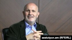 Директор стамбульского Центра глобальных политических тенденций Менсур Акгюн дает интервью Радио Азатутюн, Стамбул, 21 апреля 2011 г.  