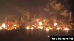 Пожар на Феодосийской нефтебазе после удара беспилотников в ночь на 13 октября 2025 года. Скриншот с видео
