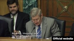 سناتور تیم جانسون رئیس کمیته بانکی سنا