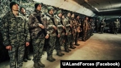 Перші військовослужбовці, які уклали річний контракт «18–24», склали присягу в 10-й окремій гірсько-штурмовій бригаді «Едельвейс» Сухопутних військ ЗСУ. Березень 2025 року