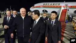 Аляксандр Лукашэнка ў аэрапорце Пэкіну, 2 чэрвеня 2025 году