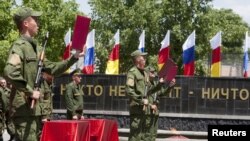 Переприсягать военным не придется – они просто подпишут служебные обязательства на период контракта, которые мало чем отличаются от присяги