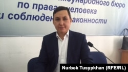 Нурбек Кушакбаев в бытность инспектором  профсоюза нефтесервисной компании Oil Construction Company.