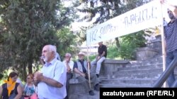 Лидер Объединения «Национальное самоопределение» Паруйр Айрикян на митинге в Ереване, 20 июля 2015 г.