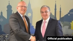 Министр иностранных дел Армении Зограб Мнацаканян (справа) и исполняющий обязанности заместителя госсекретаря США по европейским и евразийским вопросам Филипп Рикер (архив)