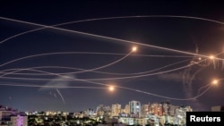 رهگیری راکت‌های حماس با سامانه گنبد آهنین