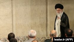 حساب توئیتر فارسی وزارت خارجه آمریکا، رهبر ایران را متهم کرده که حتی «املاک اقلیت‌های دینی را می‌بلعد» و در اختیار سپاه پاسداران قرار می‌دهد.