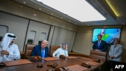 АКШ президенти Дональд Трамп Катар эмири Шейх Тамим бин Хамад Аль-Тани (сол) жана премьер-министр, тышкы иштер министри Шейх Мухаммед бин Абдулрахман бин Жасим Аль-Тани (ортодо) менен жолугушууда. 