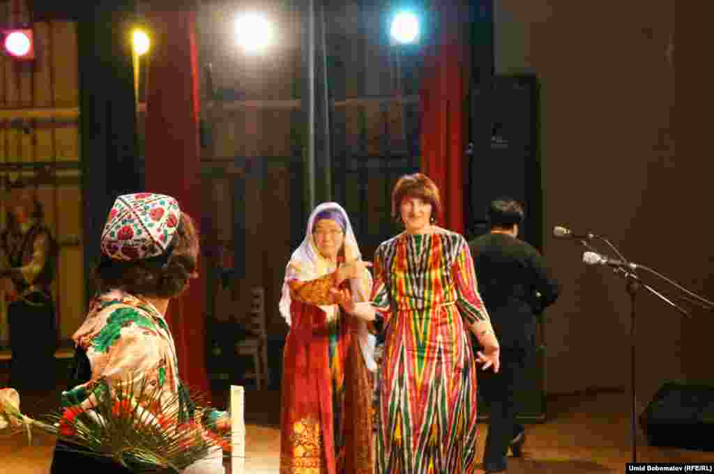 Таллиндаги ўзбеклар жамияти раҳбари Лола опа (чапда) ва Тартудаги ўзбеклар жамияти раҳбари Леа Вафоева