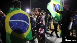 تجمع حامیان ژائیر بولسونارو در روز ۱۳ مرداد در برازیلیا علیه حکم بازداشت خانگی رئیس‌جمهور پیشین دست‌راستی کشور