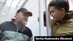 Архівне фото. Народний депутат Надія Савченко (праворуч) спілкується з Володимиром Рубаном, керівником організації «Офіцерський корпус» під час судове засідання з обрання йому запобіжного заходу. Київ, 9 березня 2018 року