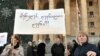 Очередная акция протеста беженцев состоялась сегодня перед зданием парламента Грузии. "Прекратите преследование беженцев" - надпись на транспаранте.
