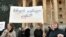 Очередная акция протеста беженцев состоялась сегодня перед зданием парламента Грузии. "Прекратите преследование беженцев" - надпись на транспаранте.