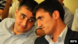 Турал Аббаслы (справа) и Ахад Мамедли (слева) после выхода из годичного заключения. Архивное фото