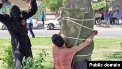 Публичная порка иранского мужчины за распитие алкоголя во время свадебной церемонии, прошедшей больше 10 лет назад. 