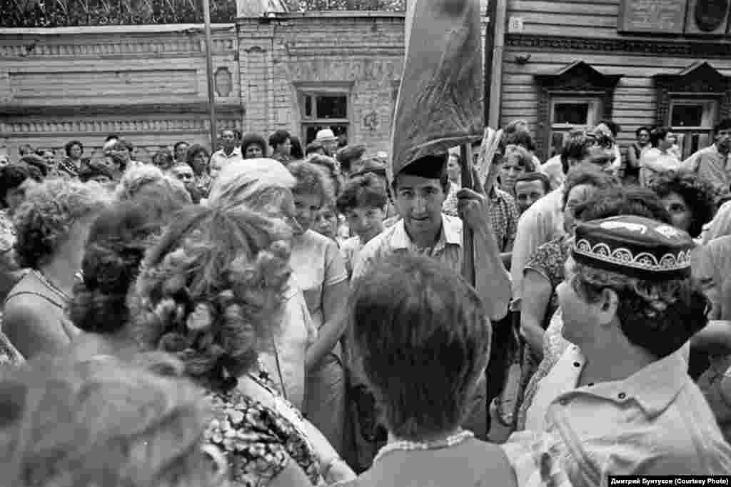 Язучылар берлеге бинасы янында җыелган халык. Уртада &quot;Азатлык&quot; татар яшьләре берлеге рәисе Ирек Гариф