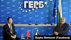 Лідер владної болгарської партії ГЕРБ Бойко Борисов (п) під час зустрічі з Сяо Цзе, 24 листопада 2025 року