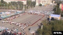 Вид на центральную площадь перед Актобинским областным акиматом. Актобе, 30 августа 2009 года.