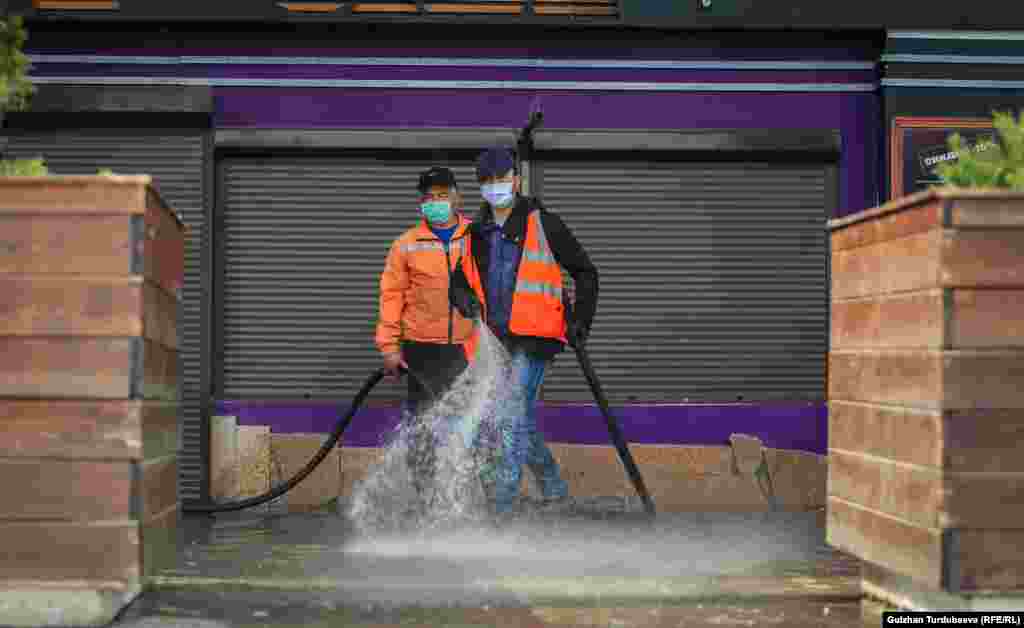 Сотрудники &laquo;Тазалыка&raquo;.