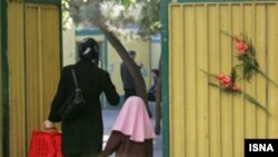 در بخشنامه آموزش و پرورش تاکيد شده که هيچ مردی اعم از معلم يا پرسنل اداری و خدماتی حق ورود و اشتغال در مدارس دخترانه را ندارد.