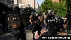 Поліція розганяє демонстрантів, розчищаючи територію навколо Білого дому, щоб президент Дональд Трамп міг пройти для фотографування біля церкви Св. Іоанна