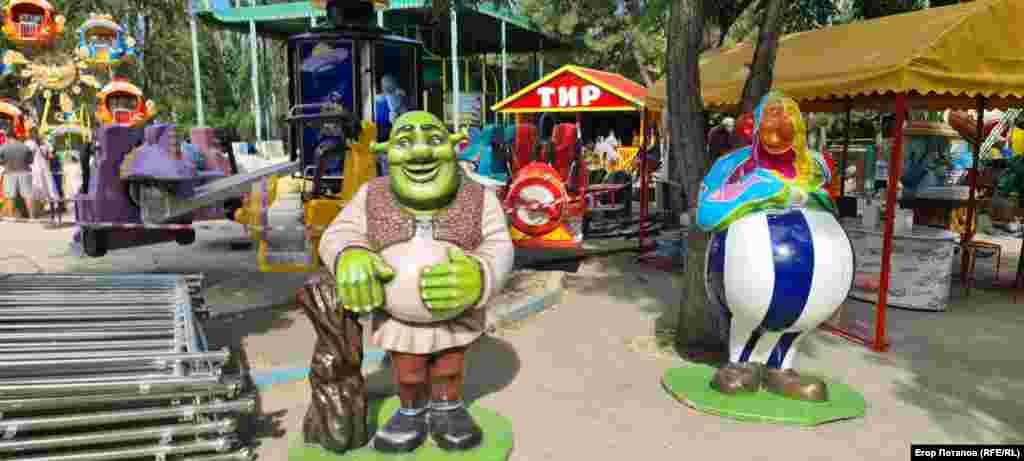 У міському саду Феодосії дітлахів розважають західними мультперсонажами