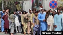 Кабул шаарындагы банкта кезек күткөндөр, 1-сентябрь 2021-жыл.